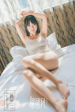 美女和男子一起打扑克牌